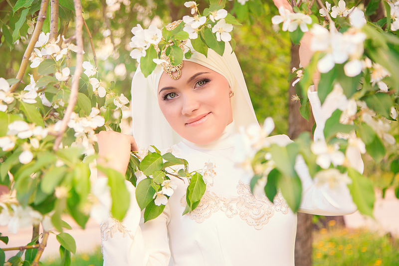 صور عروس محجبة بدون مكياج في حفل زفافها تشعل مواع التواصل الاجتماعي